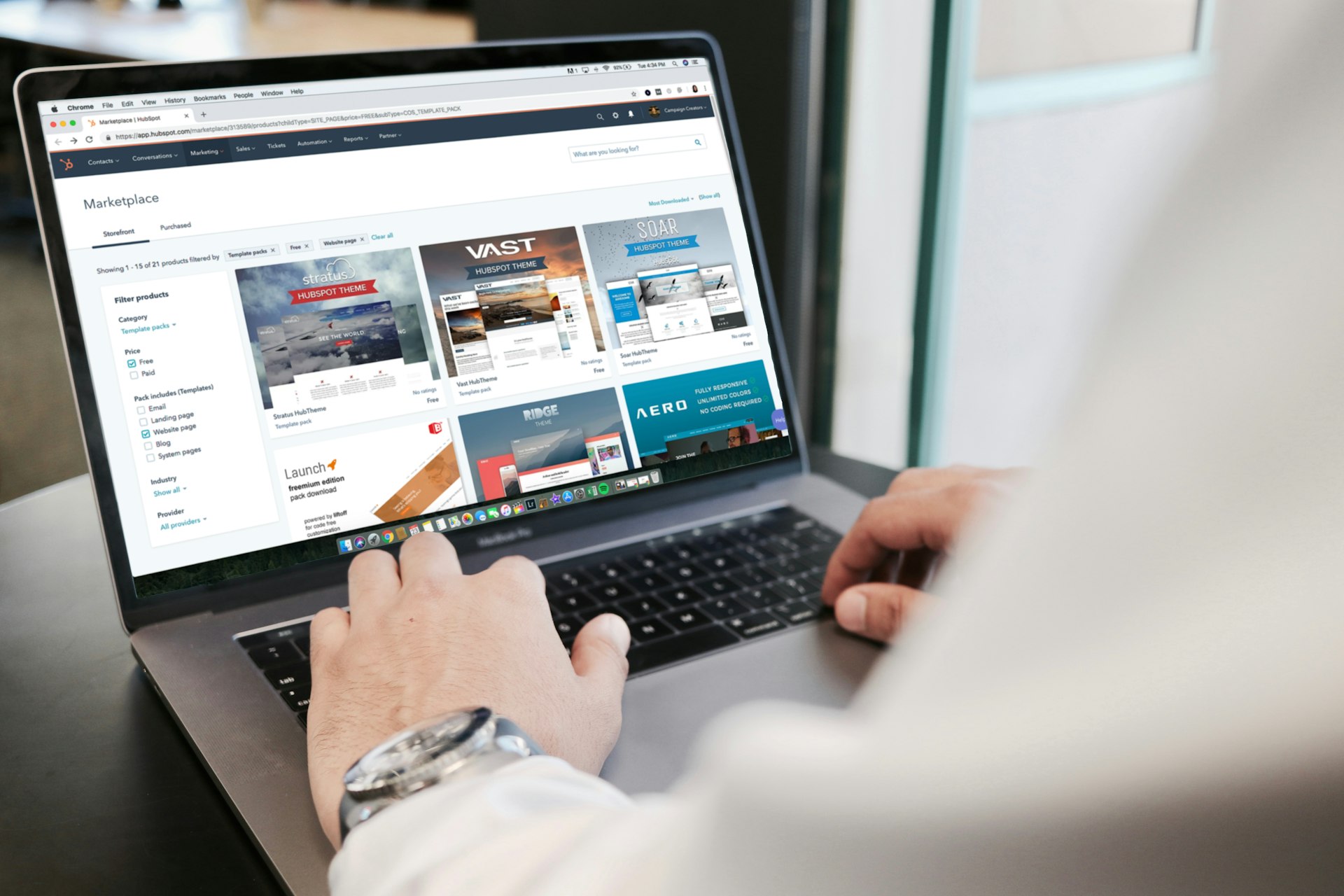 desarrollo de paginas web SIJAP y ventas en linea, ecommerce person using MacBook Pro